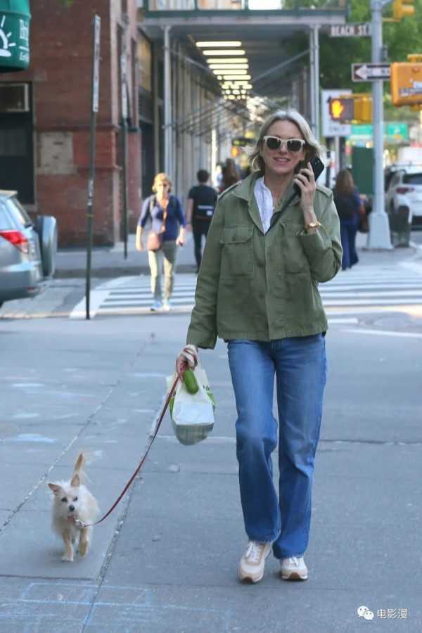 街拍丨娜奥米·沃茨在纽约街头遛狗，讲电话讲得喜笑颜开-插图9