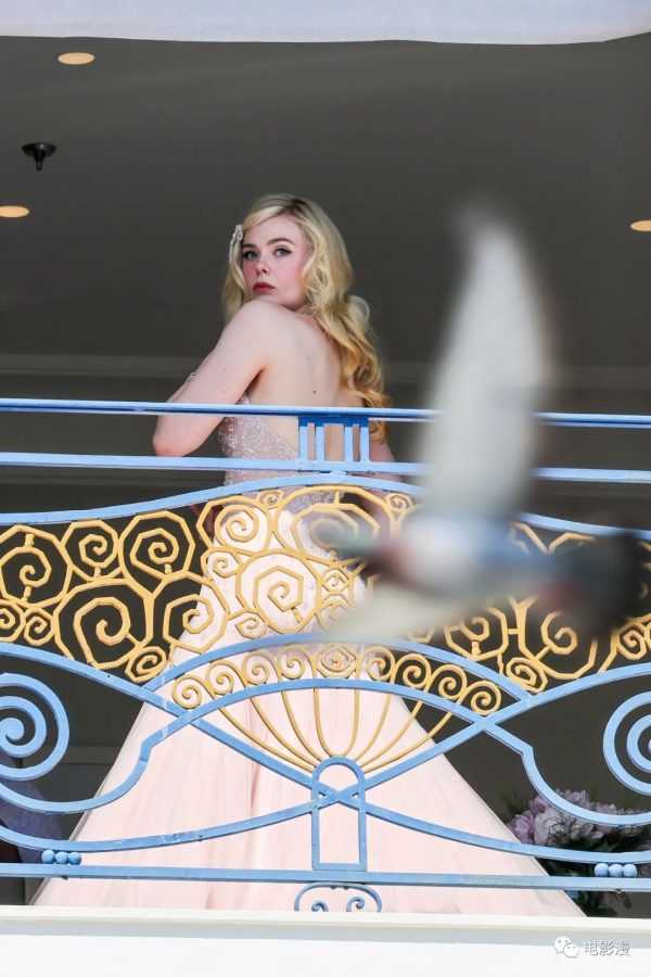 街拍丨艾丽·范宁出席戛纳电影节期间在阳台被拍，好像小公主-插图