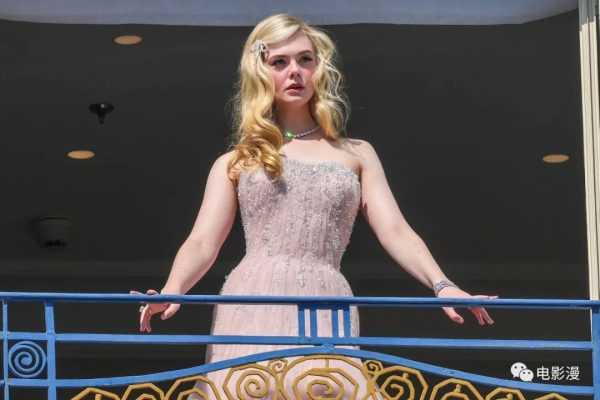 街拍丨艾丽·范宁出席戛纳电影节期间在阳台被拍，好像小公主-插图1