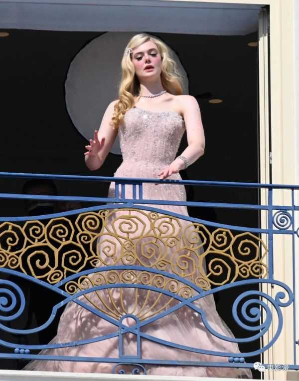 街拍丨艾丽·范宁出席戛纳电影节期间在阳台被拍，好像小公主-插图5