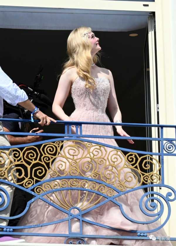 街拍丨艾丽·范宁出席戛纳电影节期间在阳台被拍，好像小公主-插图7
