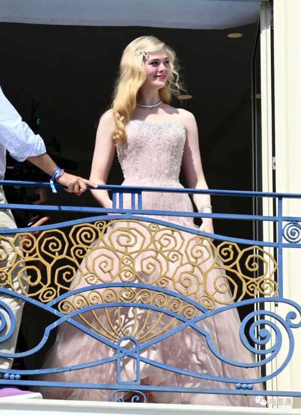 街拍丨艾丽·范宁出席戛纳电影节期间在阳台被拍，好像小公主-插图8