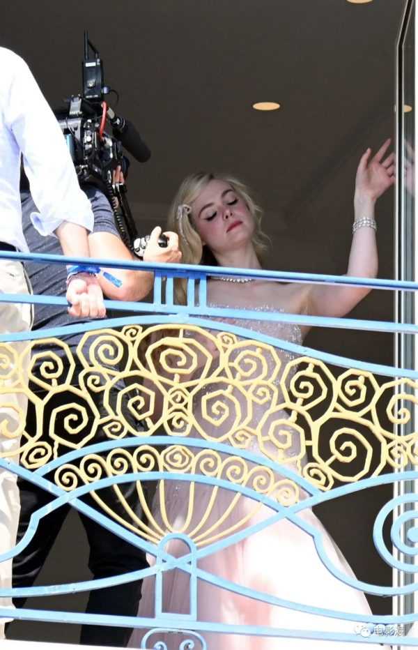 街拍丨艾丽·范宁出席戛纳电影节期间在阳台被拍，好像小公主-插图10