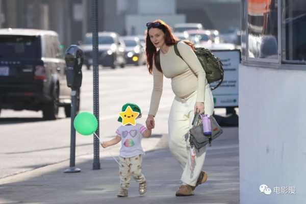 街拍丨索菲·特纳带着孩子现身洛杉矶街头-插图5