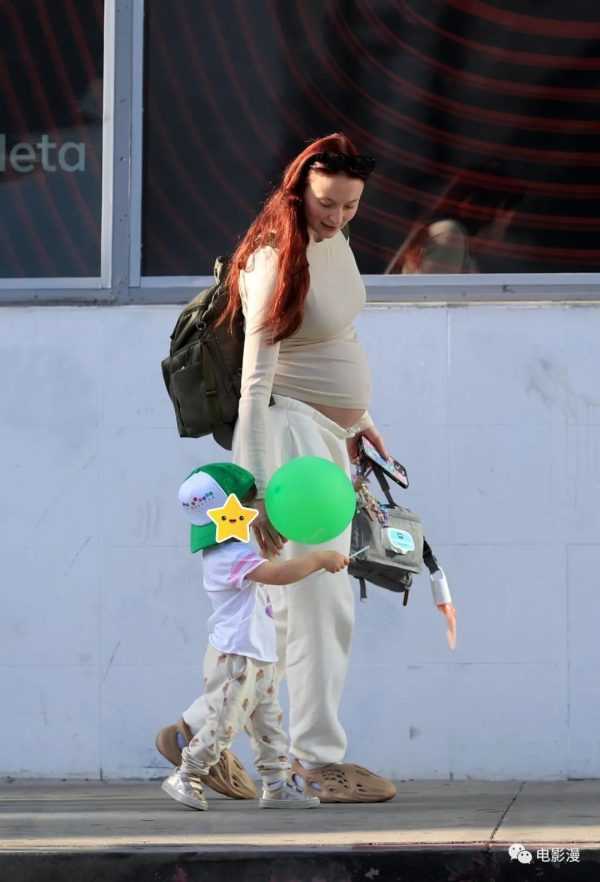 街拍丨索菲·特纳带着孩子现身洛杉矶街头-插图7