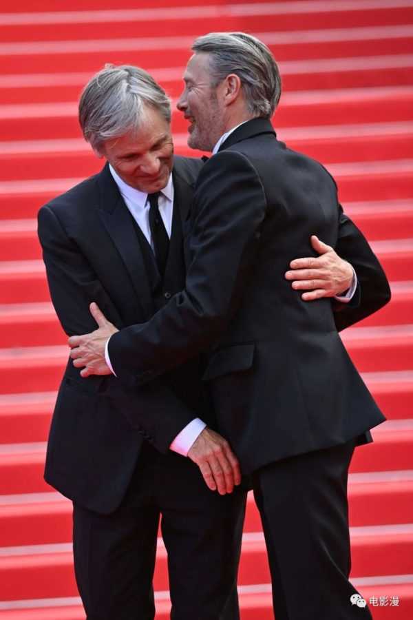 活动丨磕到了！拔叔和维果·莫滕森在戛纳电影节红毯上牵手拥抱-插图
