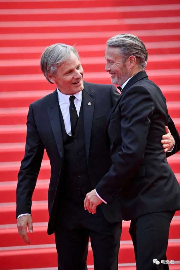 活动丨磕到了！拔叔和维果·莫滕森在戛纳电影节红毯上牵手拥抱-插图2