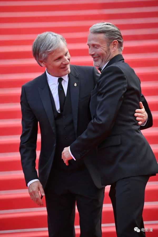 活动丨磕到了！拔叔和维果·莫滕森在戛纳电影节红毯上牵手拥抱-插图3