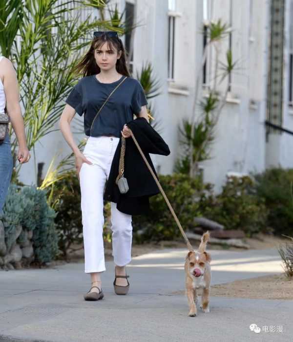 街拍丨莉莉·柯林斯和好友在西好莱坞外出遛狗-插图