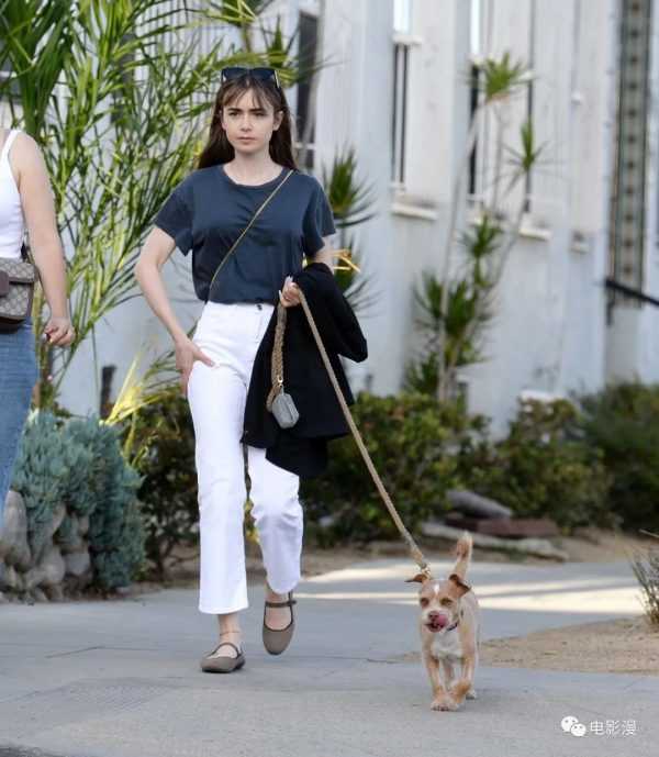街拍丨莉莉·柯林斯和好友在西好莱坞外出遛狗-插图2