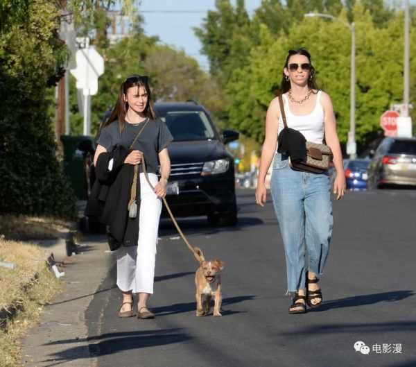 街拍丨莉莉·柯林斯和好友在西好莱坞外出遛狗-插图6