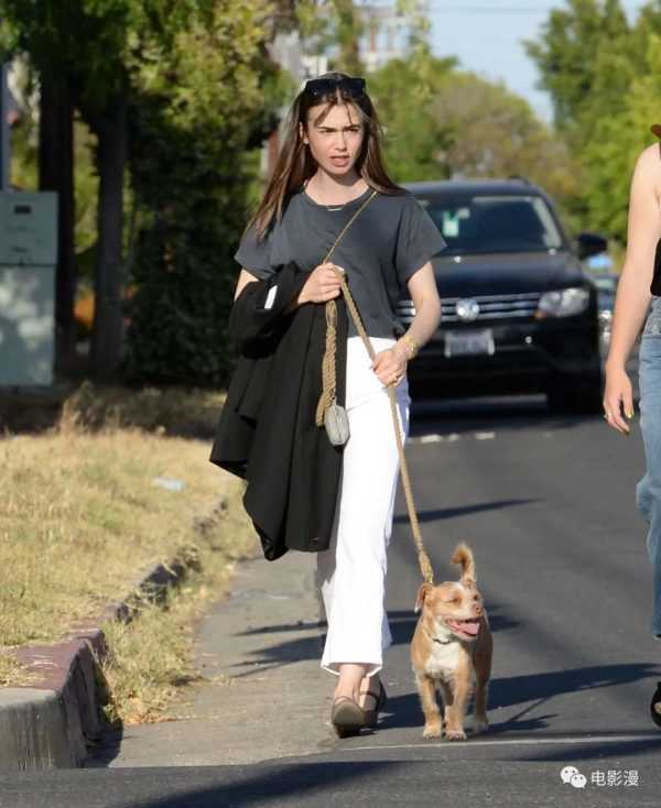 街拍丨莉莉·柯林斯和好友在西好莱坞外出遛狗-插图8