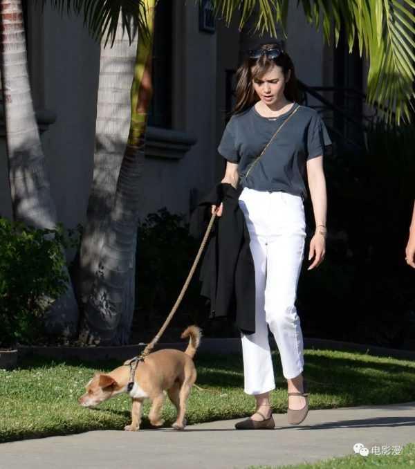 街拍丨莉莉·柯林斯和好友在西好莱坞外出遛狗-插图10