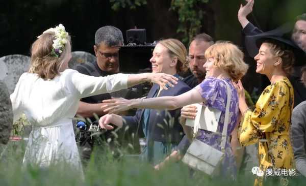 斯嘉丽·约翰逊在新片《我妈妈的婚礼》英国片场-插图2