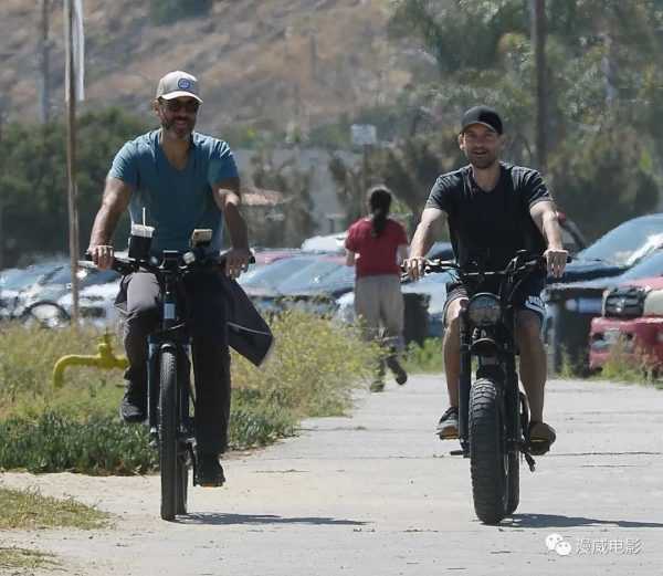 托比和朋友在洛杉矶街头一起骑车，又盯镜头了-插图1