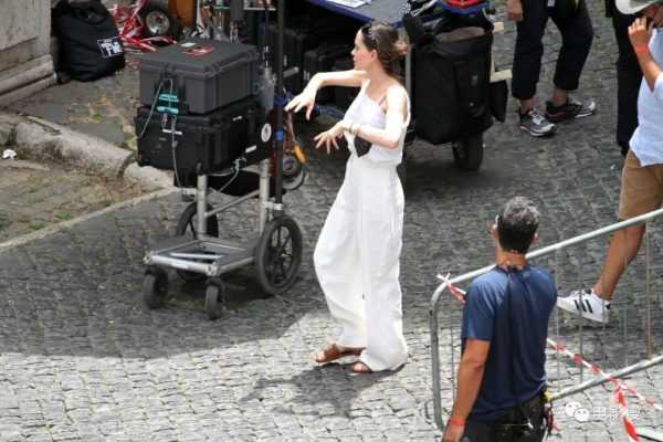 片场丨安吉丽娜·朱莉在罗马拍摄《战血殆尽》-插图5
