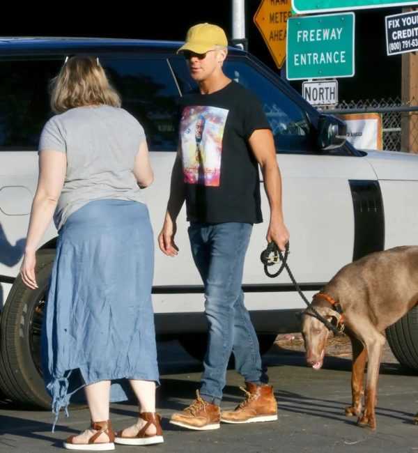 街拍丨瑞恩·高斯林带着狗狗外出散步，还当街给了狗狗一个亲亲-插图1