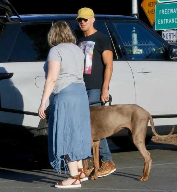 街拍丨瑞恩·高斯林带着狗狗外出散步，还当街给了狗狗一个亲亲-插图3