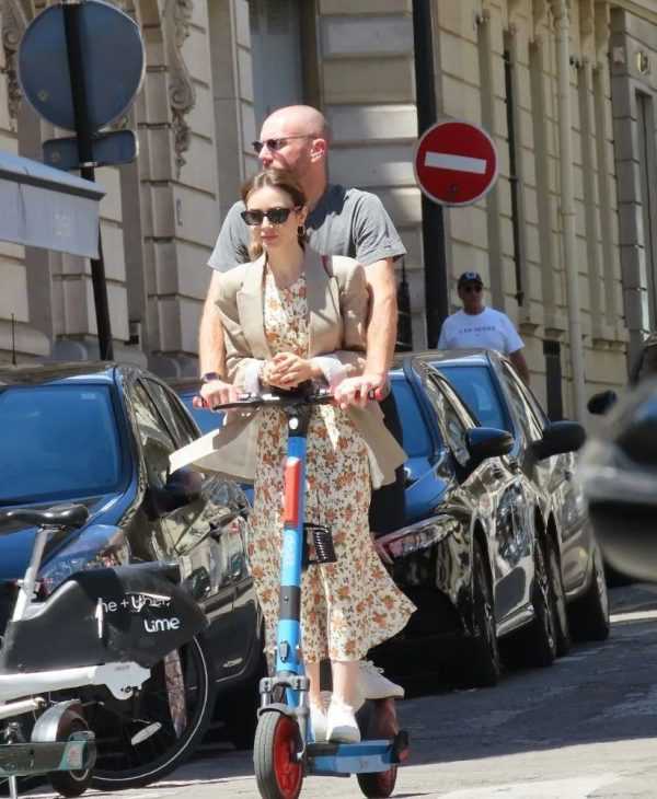 街拍丨莉莉·柯林斯和老公查理甜蜜现身巴黎街头-插图2