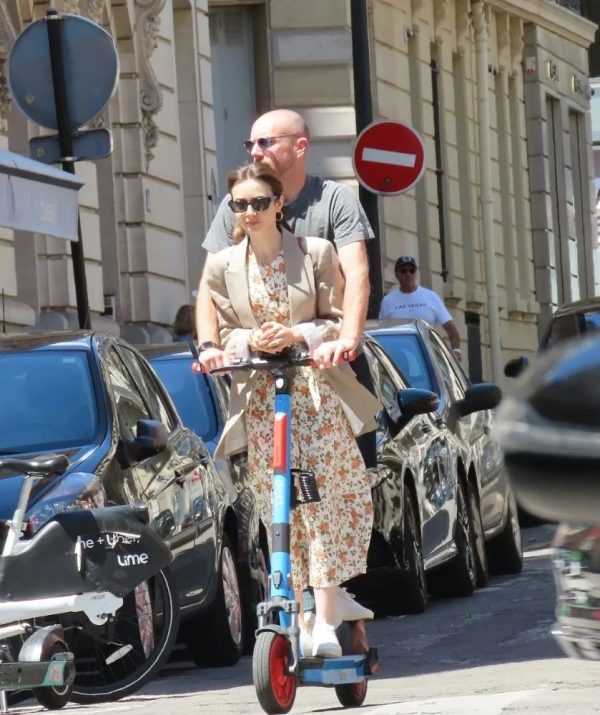 街拍丨莉莉·柯林斯和老公查理甜蜜现身巴黎街头-插图1