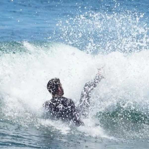 加菲在马里布又又去冲浪，哈哈哈他摔在海里了缩略图