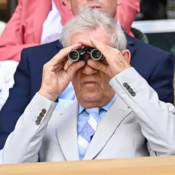 伊恩·麦凯伦爵士观看温网纳达尔的比赛，老头萌萌哒缩略图