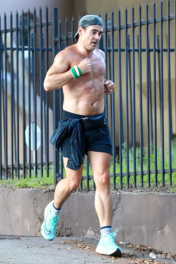 街拍丨科林·法瑞尔赤裸上身在洛杉矶街头跑步-插图2