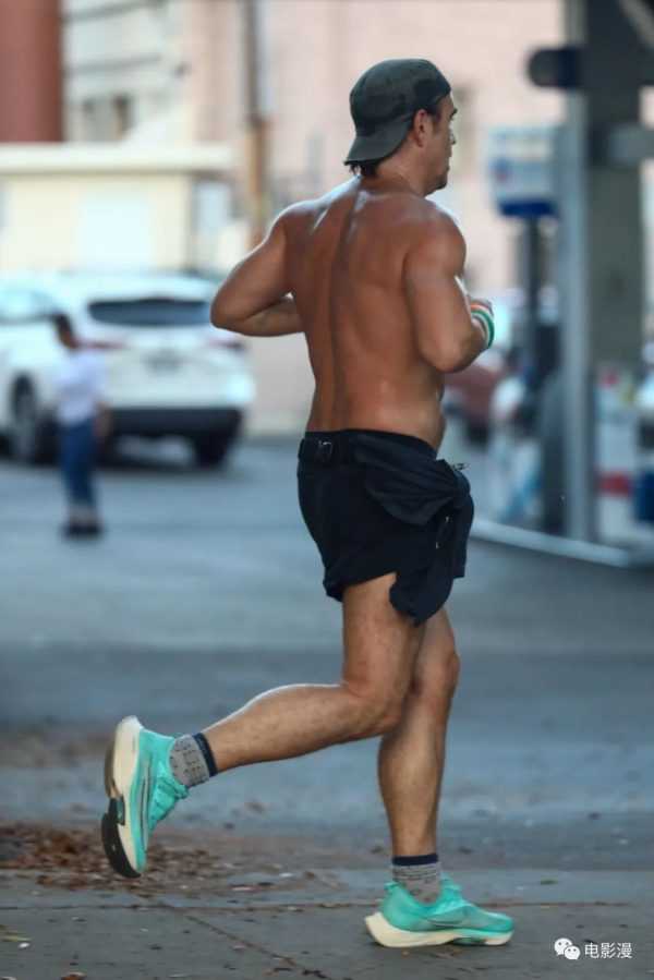 街拍丨科林·法瑞尔赤裸上身在洛杉矶街头跑步-插图9