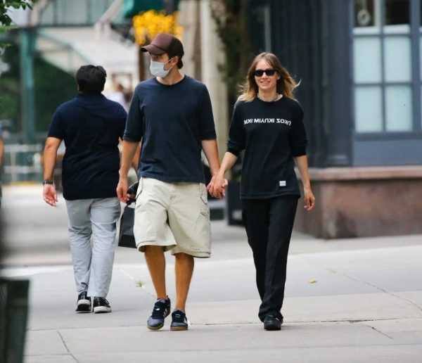街拍丨罗伯特·帕丁森和女友在纽约街头手牵手散步-插图4