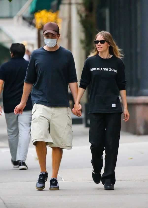 街拍丨罗伯特·帕丁森和女友在纽约街头手牵手散步-插图5