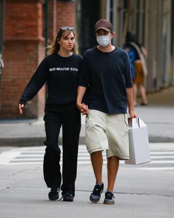 街拍丨罗伯特·帕丁森和女友在纽约街头手牵手散步-插图9