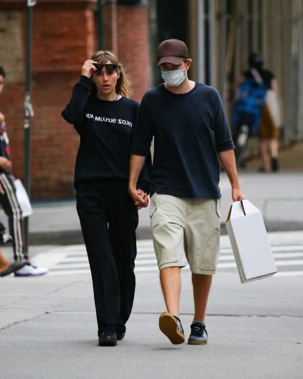 街拍丨罗伯特·帕丁森和女友在纽约街头手牵手散步-插图11