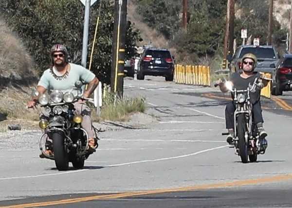 街拍丨杰森·莫玛和他的朋友骑上心爱的小摩托外出-插图1