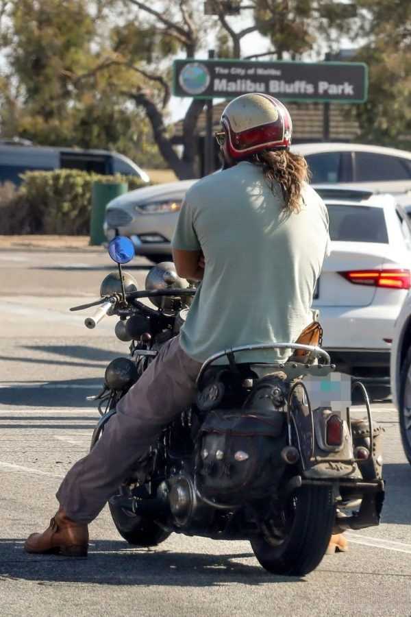 街拍丨杰森·莫玛和他的朋友骑上心爱的小摩托外出-插图9