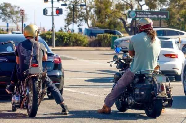 街拍丨杰森·莫玛和他的朋友骑上心爱的小摩托外出-插图10