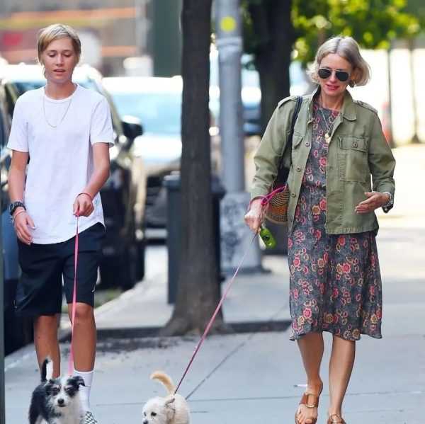街拍丨娜奥米·沃茨和儿子一起外出逛街遛狗缩略图