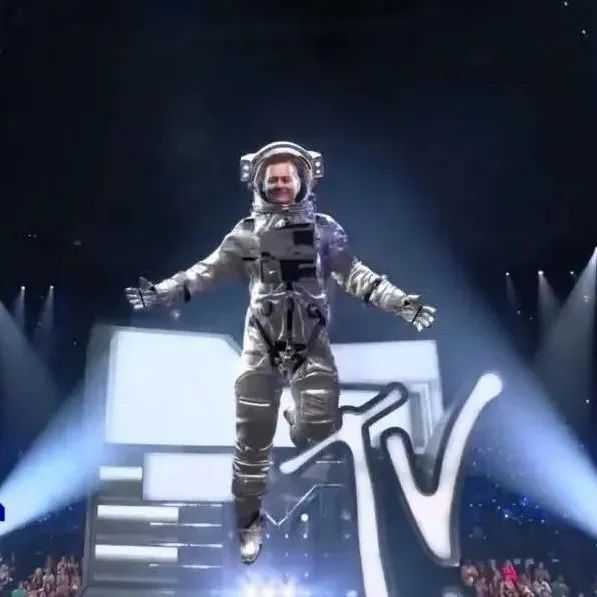 约翰尼·德普亮相MTV颁奖礼，突然登场惊喜所有人，自嘲需要一份工作缩略图