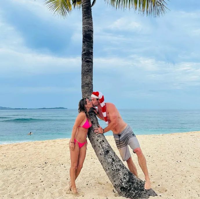 克里斯·海姆斯沃斯与老婆在海边度假，息影后果然好开心-插图