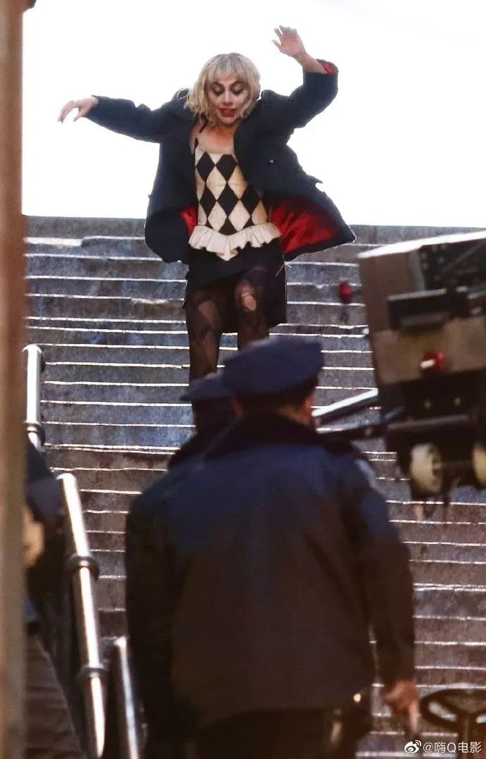《小丑2》又曝出了一组片场照，小丑女复刻小丑长梯跳舞经典场面-6