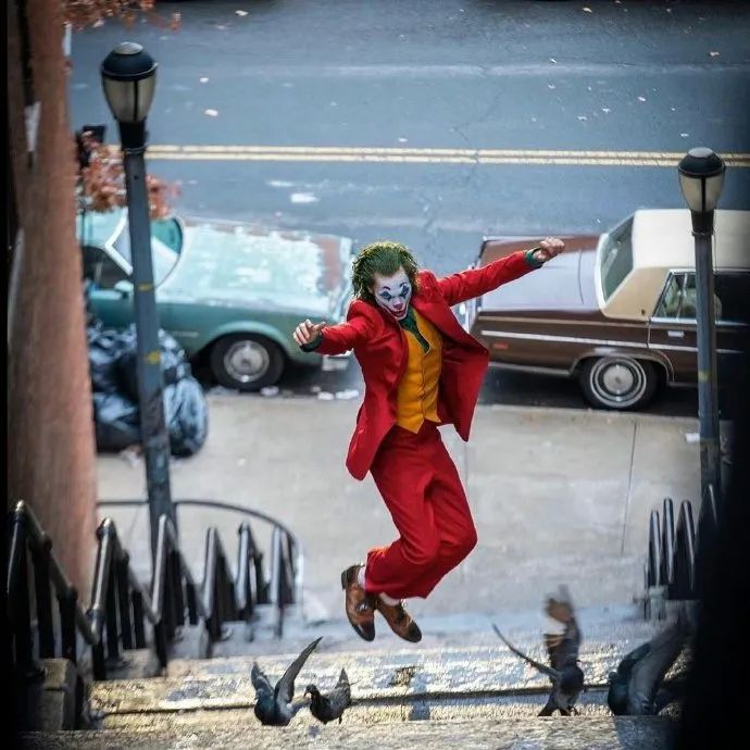 《小丑2》又曝出了一组片场照，小丑女复刻小丑长梯跳舞经典场面-14