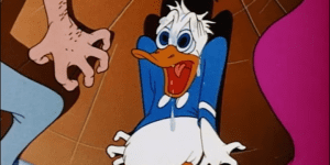 可怕的迪士尼Cosplay视频：化妆师变身成令人不安的唐老鸭缩略图