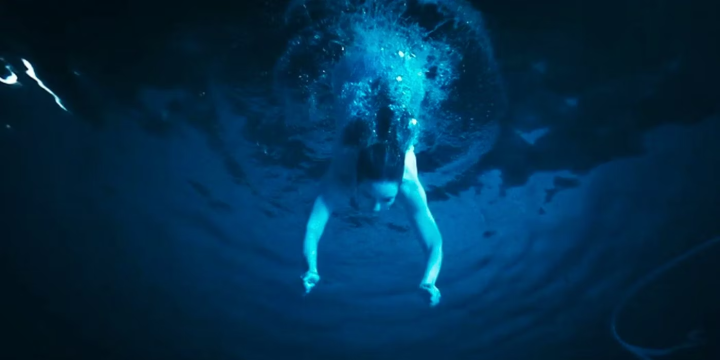 《暗泳》预告片：温子仁的新恐怖电影让游泳池变得可怕-1