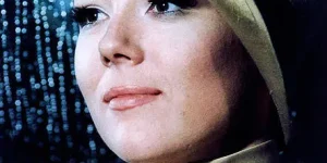 前邦女郎珍妮·汉利对《007》电影附加触发警告表示“侮辱”，回顾邦德电影历史及其文化冲击缩略图