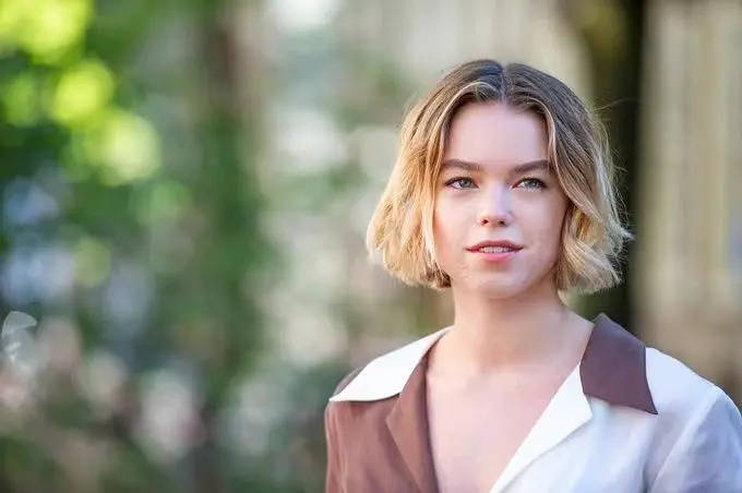 米莉·阿尔柯克获得更黑暗和现代的超女服装，在令人惊叹的DC概念图中-1