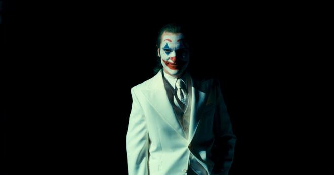《小丑续集》预告片首次发布：菲尼克斯与Lady GaGa陷入疯狂热恋-1