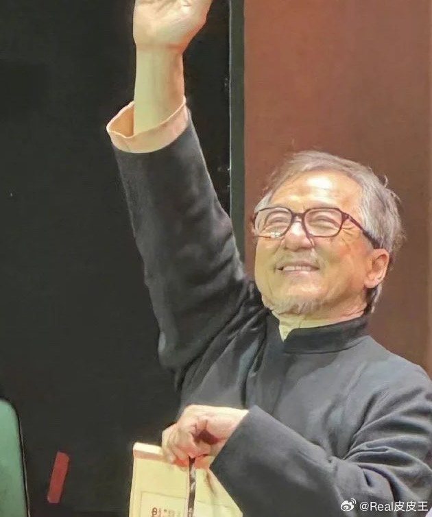 72岁洪金宝为成龙“变老”发声，讽刺利益驱动-1