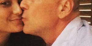 布鲁斯·威利斯庆祝水晶婚，爱妻晒甜蜜亲吻照和钻戒缩略图