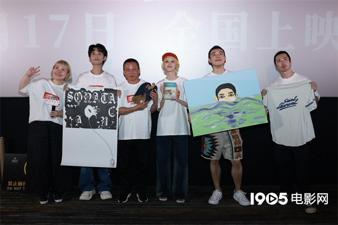 《Red Surfboard Premieres, Lee Chi-Ting Expresses Willingness for a Sequel》