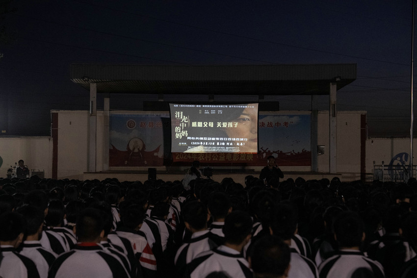 《泪光里的妈妈》感动了赵县兴华学校，1000多名师生看后都说好！
