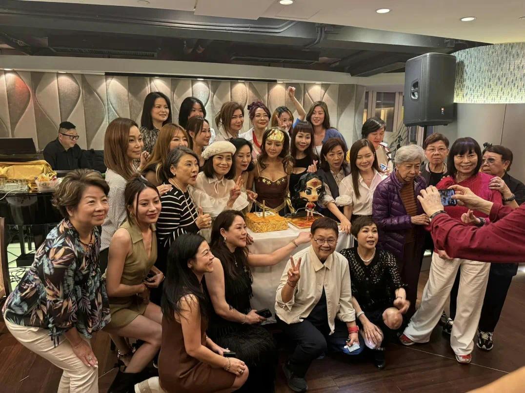 港星生日派对嗨翻天，60位大咖齐聚，造型炸眼，秀出火辣身材！
